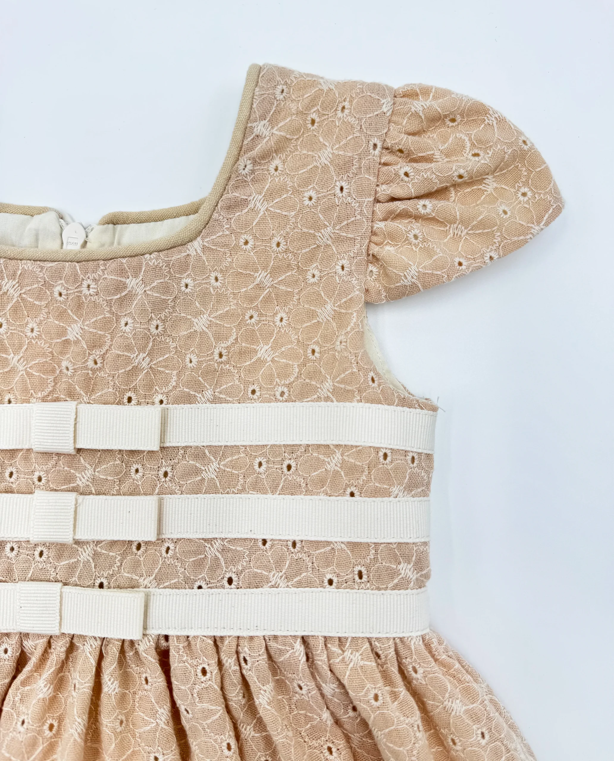 Vestido detalles beige niña - Imagen 3